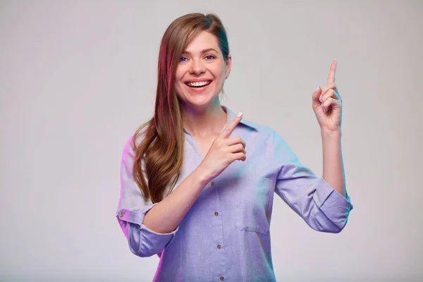Lächelnde Geschäftsfrau Zeigt Mit Dem Finger Nach Oben Foto Mit — Stockfoto