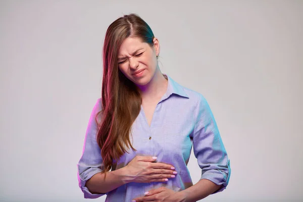 Frau Mit Bauchschmerzen Und Verdauungsstörungen Isoliert Porträt Mit Geschlossenen Augen — Stockfoto