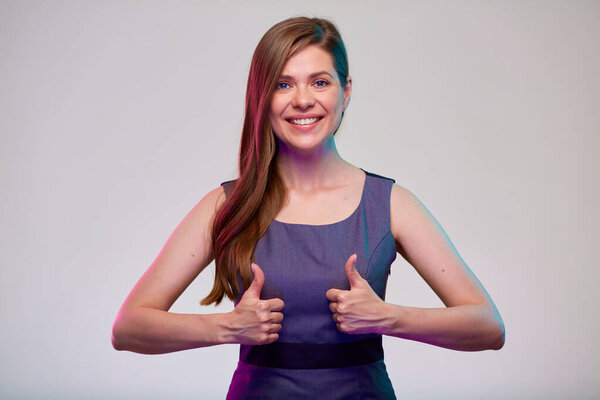 Счастливая деловая женщина изолированный портрет с большим пальцем вверх.