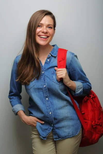 Estudiante Adulta Pie Con Mochila Roja Retrato Aislado Contra Pared — Foto de Stock