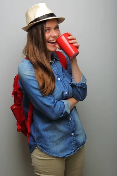 幸せな感情的な女性学生身に着けている夏の帽子コーヒー絶縁された肖像画 — ストック写真