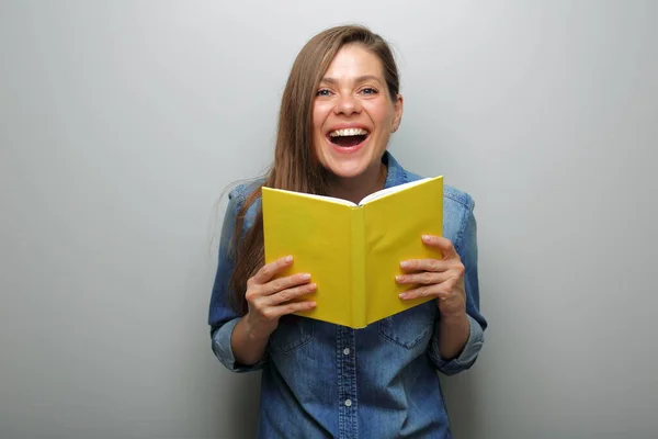 Emotionellt Skrattande Kvinnlig Student Med Bok Kvinna Casual Blå Skjorta — Stockfoto