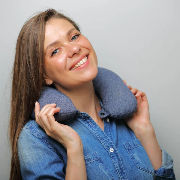 笑顔女性とともに旅行首枕隔離された肖像画 — ストック写真