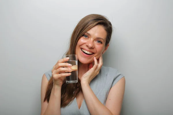 Emocjonalna Śmiejąca Się Kobieta Trzymająca Szklankę Wody Odizolowany Portret Kobiety — Zdjęcie stockowe