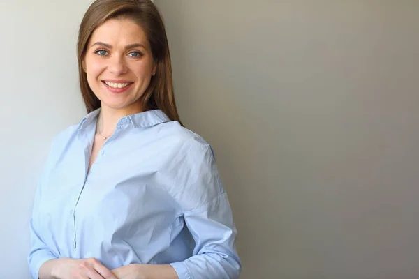 Vrouw Gekleed Blauw Shirt Met Gevouwen Handen Portret Met Grijze — Stockfoto