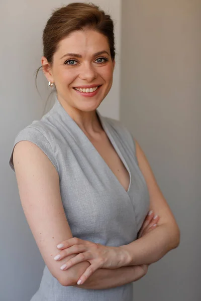 Mujer Feliz Vestido Negocios Sobre Fondo Pared Gris — Foto de Stock