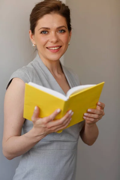 Frau Mit Buch Lächeln Kurzhaarschnitt — Stockfoto