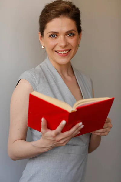 Счастливая Учительница Держит Красную Открытую Книгу Портрет Профессии Учителя — стоковое фото