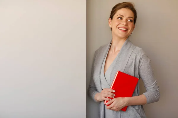Bayan Öğrenci Öğretmen Gülümseyip Kırmızı Kitabı Tutuyor — Stok fotoğraf