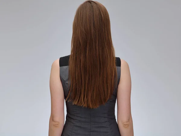 Obchodní Žena Dlouhými Vlasy Šedých Šatech Stojí Vzadu Izolovaný Portrét — Stock fotografie