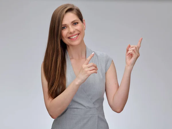 Mujer Sonriente Vestido Negocios Gris Señalando Los Dedos Hacia Arriba — Foto de Stock