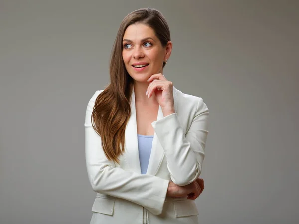 Junge Geschäftsfrau Weißen Anzug Die Ihr Kinn Berührt Und Wegschaut — Stockfoto