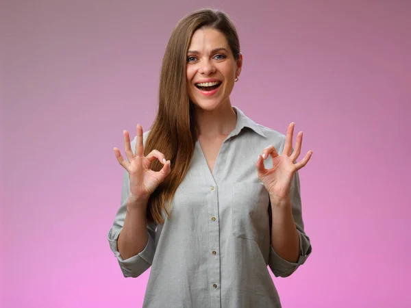 Glimlachende Vrolijke Vrouw Grijs Shirt Doet Gebaar Met Twee Handen — Stockfoto