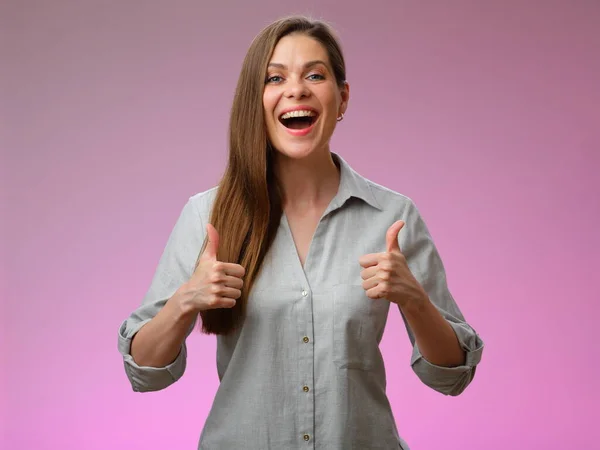 Szczęśliwa Kobieta Otwartymi Ustami Trzyma Kciuki Górze Odizolowany Kobiecy Portret — Zdjęcie stockowe