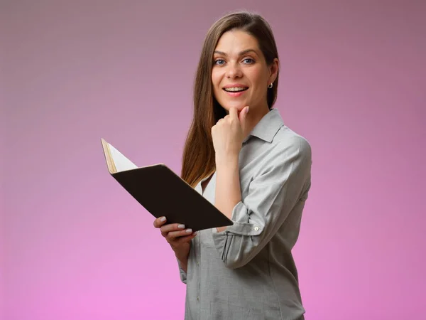 Professora Sorridente Segurando Livro Aberto Tocando Queixo Retrato Isolado Rosa — Fotografia de Stock