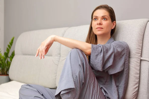 Entspannte Und Träumende Frau Sitzt Auf Dem Bett Und Schaut — Stockfoto