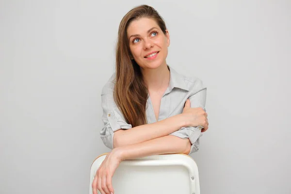 Mulher Sorridente Senta Cadeira Olhando Para Cima Descansa Mãos Parte — Fotografia de Stock