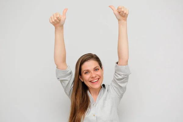 Gelukkige Lachende Vrouw Die Handen Omhoog Houdt Met Duimen Omhoog — Stockfoto