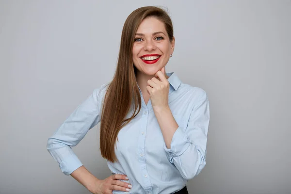 Uśmiechnięta Bizneswoman Stojąca Ręką Biodrze Dotykająca Twarzy Odizolowany Szczęśliwy Portret — Zdjęcie stockowe
