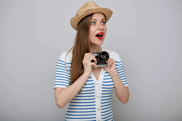 笑顔の女性の孤立肖像旅行 感情的な驚きの女の子で白いドレスと夏の帽子保持写真カメラ — ストック写真