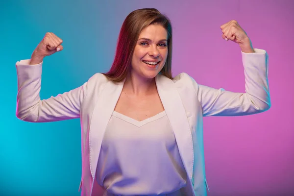 Mulher Negócios Sorridente Dobra Seus Braços Demonstrando Músculos Poder Feminino — Fotografia de Stock