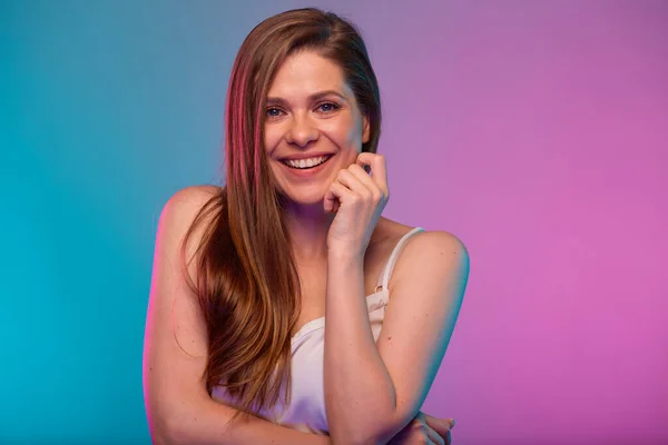 Lächelnde Frau Gesicht Porträt Mit Neonlicht Farben Effekt Mädchen Isoliert — Stockfoto