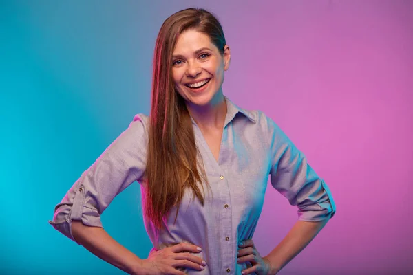 Mulher Sorridente Com Cabelos Longos Mãos Nos Quadris Retrato Com — Fotografia de Stock