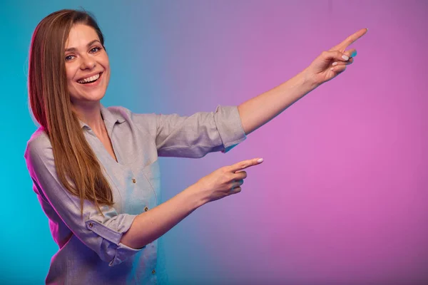 Parmak Ötede Gülümseyen Kadın Neon Işıklı Portre Renk Efekti Kadın — Stok fotoğraf