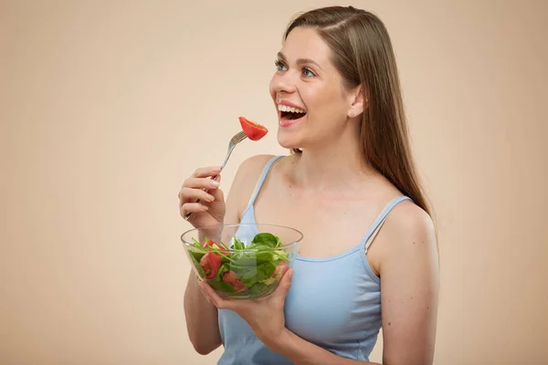快乐的女人吃着有叉子隔离的女性画像的沙拉 — 图库照片