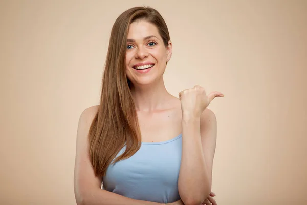 Usmívající Žena Modrých Šatech Ukazuje Prsty Izolovaný Ženský Portrét Béžové — Stock fotografie