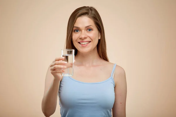 Kvinna Med Vatten Glas Isolerat Kvinnligt Porträtt — Stockfoto