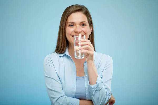 在浅蓝色背景下 微笑的女人喝着水和孤立的女性画像 — 图库照片