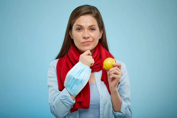 Mulher Doente Usando Máscara Médica Mão Pensar Segurando Limão Conceito — Fotografia de Stock