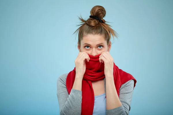 Vrouw Bedekt Haar Gezicht Met Rode Sjaal Omhoog Kijkend Geïsoleerd — Stockfoto