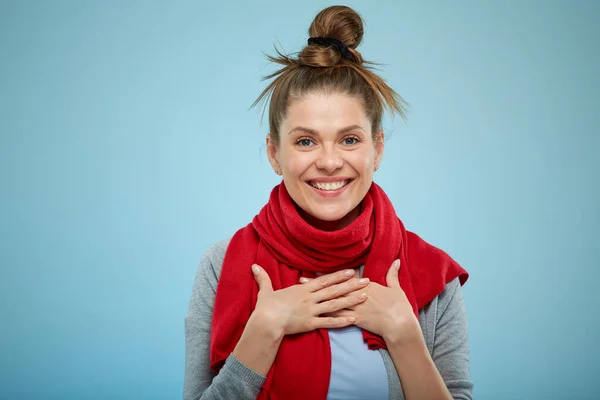 Verrassende Vrouw Met Rode Sjaal Met Handen Borst Geïsoleerde Vrouwelijke — Stockfoto