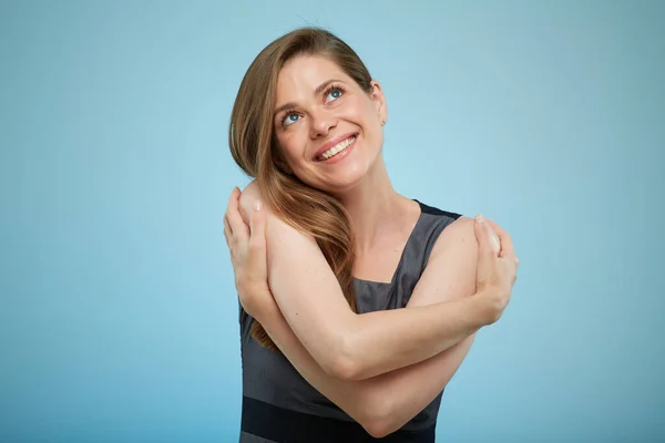 Mujer Sonriente Siente Comodidad Mirando Hacia Arriba Retrato Femenino Aislado —  Fotos de Stock