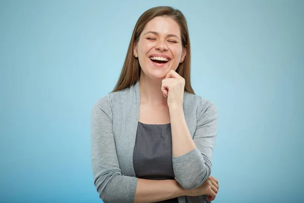 Rindo Pensando Mulher Com Olhos Fechados Isolado Retrato Azul Claro — Fotografia de Stock