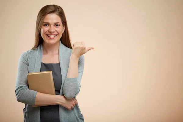 Usmívající Žena Učitel Nebo Studentka Ukazující Palec Pryč Izolovaný Portrét — Stock fotografie