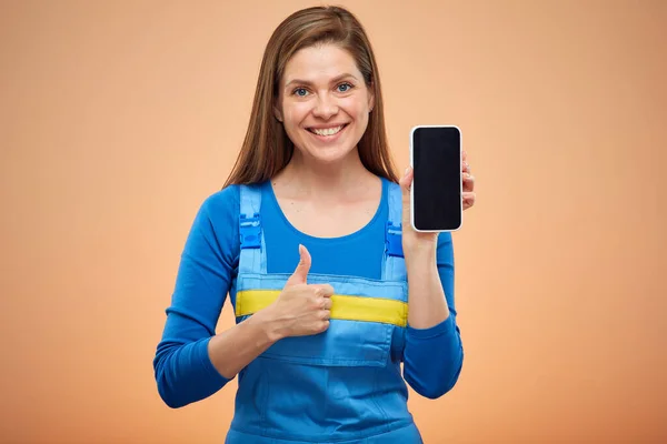 Usmívající Žena Montérkách Držící Smartphone Izolovaný Zaměstnanecký Portrét Palec Nahoru — Stock fotografie