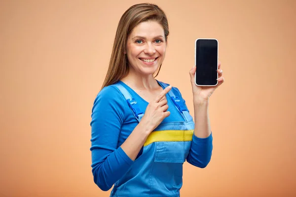 Kvinna Blå Overaller Håller Smartphone Och Pekar Finger Skärmen Enskilt — Stockfoto