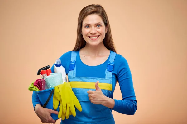 Mavi Tulumlu Gülümseyen Kadın Kovada Temizlik Deterjanı Tutuyor Kahverengi Bej — Stok fotoğraf