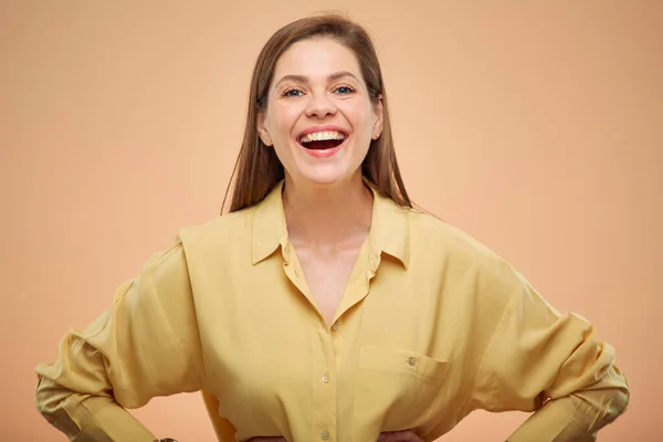 Mulher Sorridente Camisa Amarela Isolada Retratar Fundo Amarelo — Fotografia de Stock