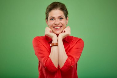 Kırmızı gömlekli gülümseyen genç bayan yeşil stüdyo arka planında izole edilmiş portre..