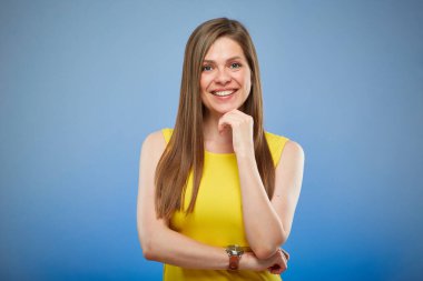 Sarı elbiseli mutlu genç bayan yüzüne dokunuyor. soyutlanmış kadın portresi.