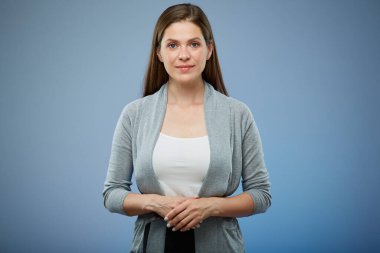 Katlanmış elleriyle gülümseyen genç bir kadın, izole edilmiş bir portre..