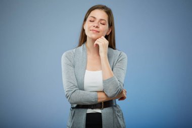 Gözleri kapalı, izole edilmiş, rüya gören bir kadın..