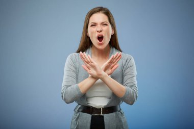 Bağıran kadın el kol hareketi yapıyor. soyutlanmış kadın portresi.