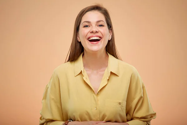 Gülümseyen Mutlu Kadın Sarı Arka Planda Izole Edilmiş Portre Uzun — Stok fotoğraf