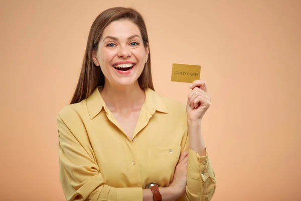 Sorrindo Mulher Segurando Cartão Crédito Isolado Retrato Estúdio Fundo Amarelo — Fotografia de Stock