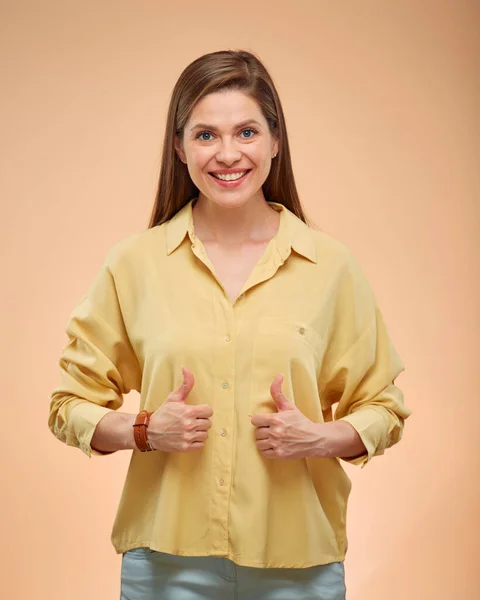 Uśmiechnięta Kobieta Robi Kciuki Górę Odizolowany Portret Studio Żółty Tło — Zdjęcie stockowe